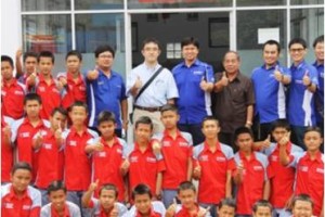 Tim Yamaha Jepang berfoto bersama dengan jajaran SMK Pertiwi beserta sejumlah siswanya.